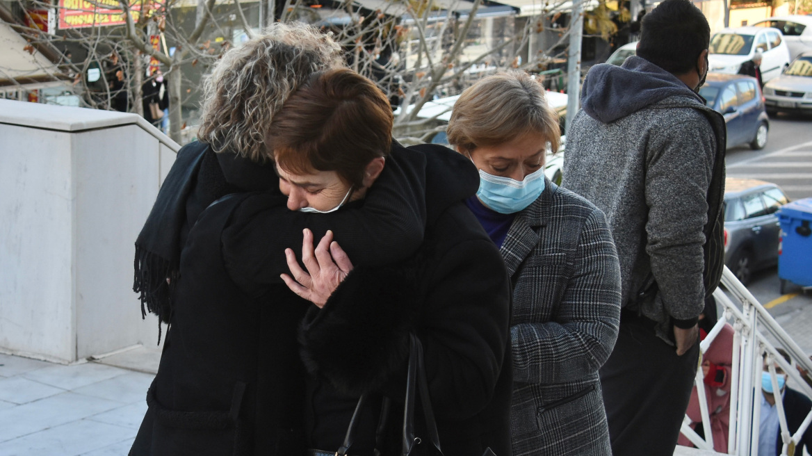 H συγκλονιστική αγκαλιά ανάμεσα στη μάνα Τοπαλούδη και τη μάνα της Γαρυφαλλιάς