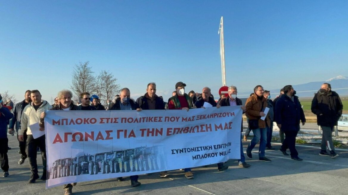 Στα διόδια Μοσχοχωρίου οι αγρότες, άνοιξαν τις μπάρες στους οδηγούς  - Δείτε βίντεο και φωτογραφίες