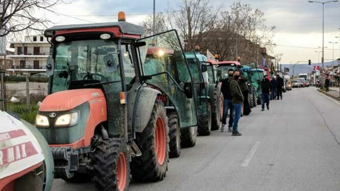 Κοζάνη: Αγρότες με τα τρακτέρ τους απέκλεισαν συμβολικά το κτίριο της Περιφέρειας Δυτικής Μακεδονίας