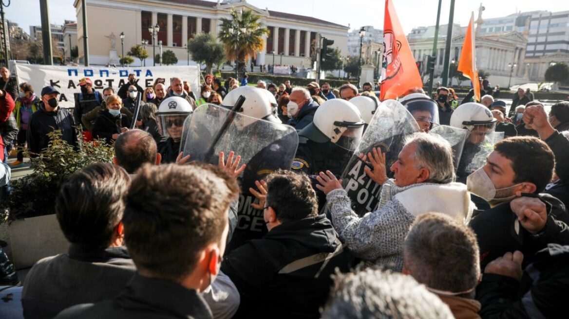 Επεισόδια στη συγκέντρωση ΠΟΕΔΗΝ και ΠΟΕ-ΟΤΑ στην Πανεπιστημίου