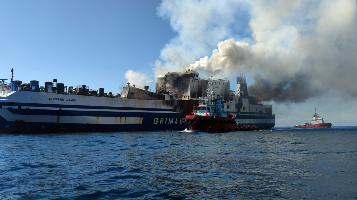 Euroferry Olympia: Συνεχίζεται η επιχείρηση κατάσβεσης - Απαντλήθηκαν τουλάχιστον 140 κυβικά νερού από το πλοίο