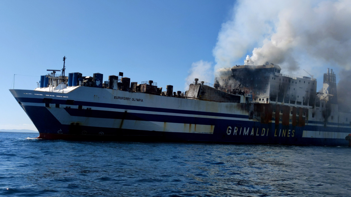 Euroferry Olympia: Συνεχίζεται η επιχείρηση κατάσβεσης στο πλοίο - Προσπαθούν να ρίξουν την θερμοκρασία