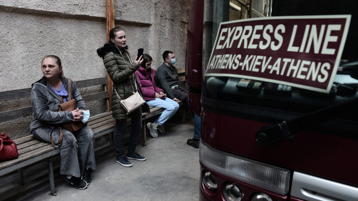 Πόλεμος στην Ουκρανία: Ουκρανοί που ζουν στην Ελλάδα ναυλώνουν λεωφορεία για Κίεβο