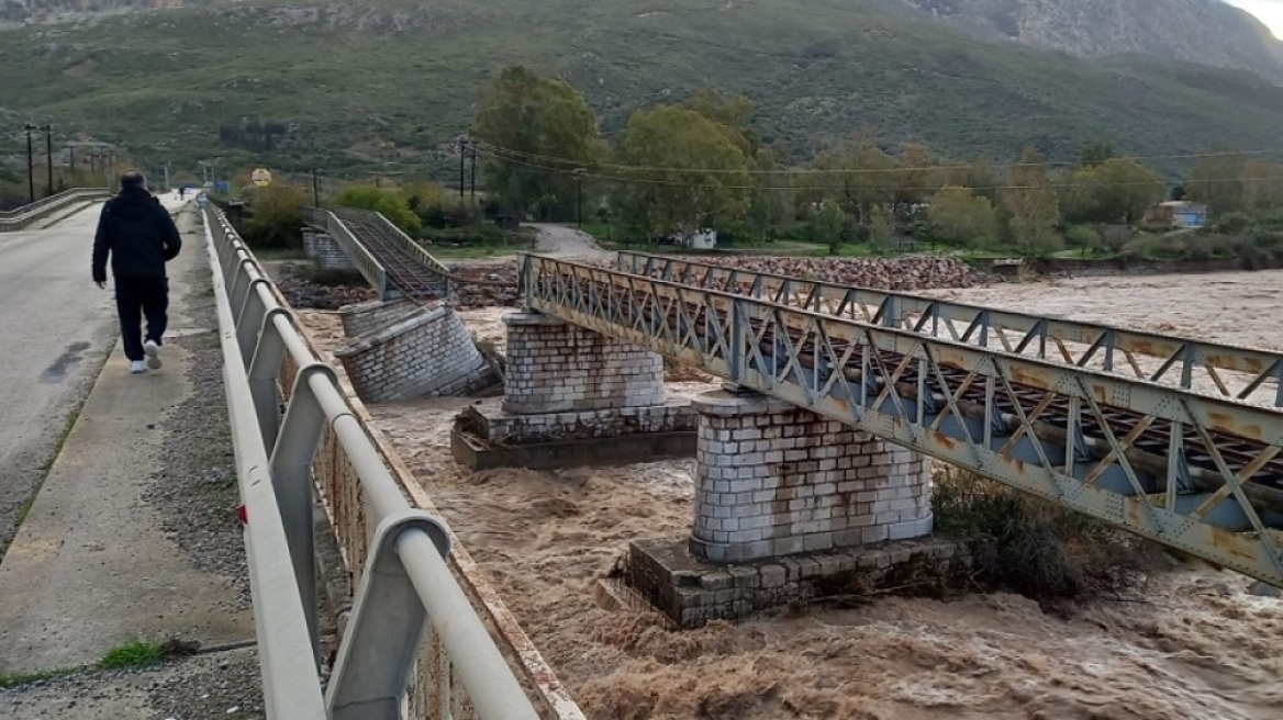 Γέφυρα Ευήνου:  Δεν πέφτει η παλιά σιδηροδρομική μετά τις κινητοποιήσεις