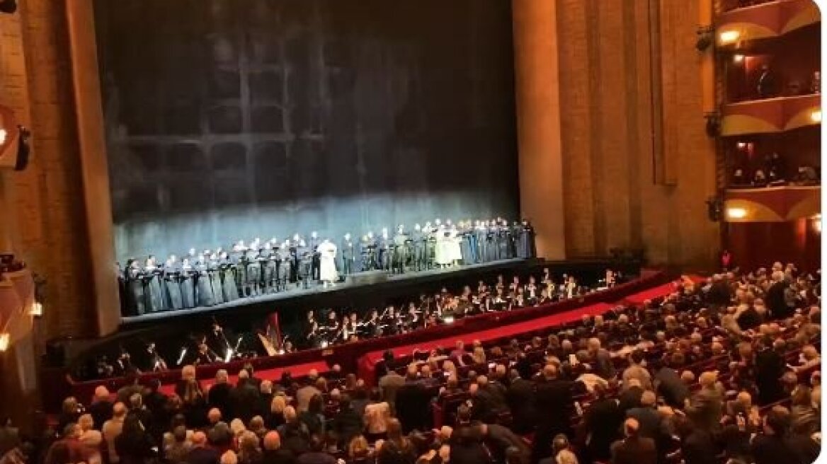 Η συγκινητική στιγμή που η χορωδία της Metropolitan Opera ψέλνει τον εθνικό ύμνο της Ουκρανίας