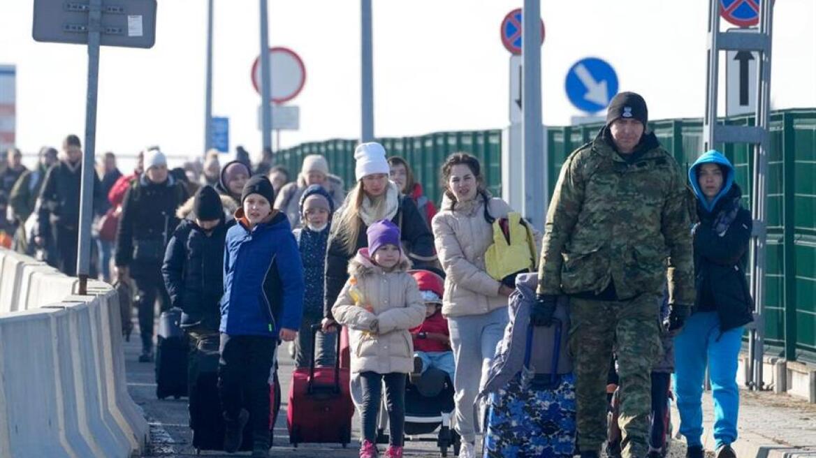 Κομισιόν: Άδεια παραμονής στην ΕΕ και πρόσβαση στην εκπαίδευση και στην αγορά εργασίας για όλους τους Ουκρανούς πρόσφυγες