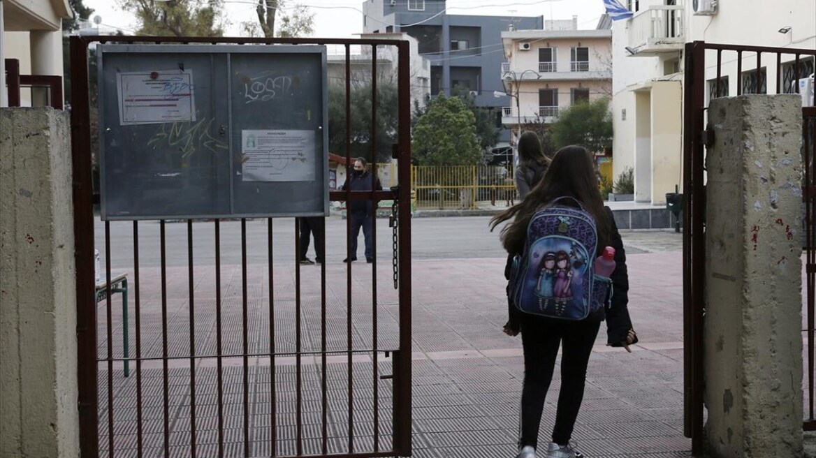 Ένα self test την εβδομάδα στα σχολεία - Συνεδριάζει η επιτροπή των ειδικών