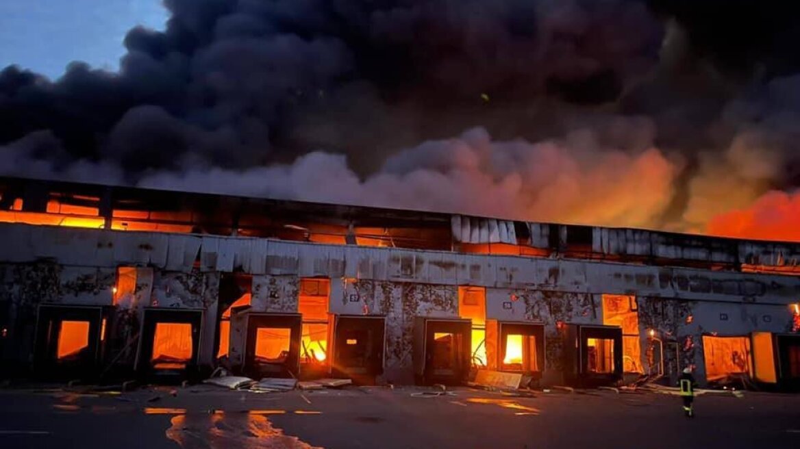 Πόλεμος στην Ουκρανία: Επιθέσεις σε αποθήκη πυρομαχικών έξω από το Κίεβο - Πλησιάζουν οι Ρώσοι