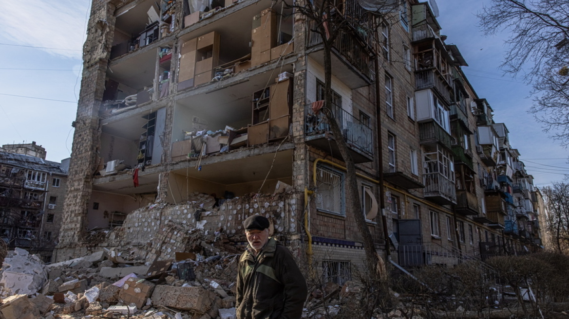 Τέσσερα παιδιά και 52 άμαχοι ανάμεσα στους εκατοντάδες νεκρούς του Κιέβου από την έναρξη των ρωσικών επιθέσεων