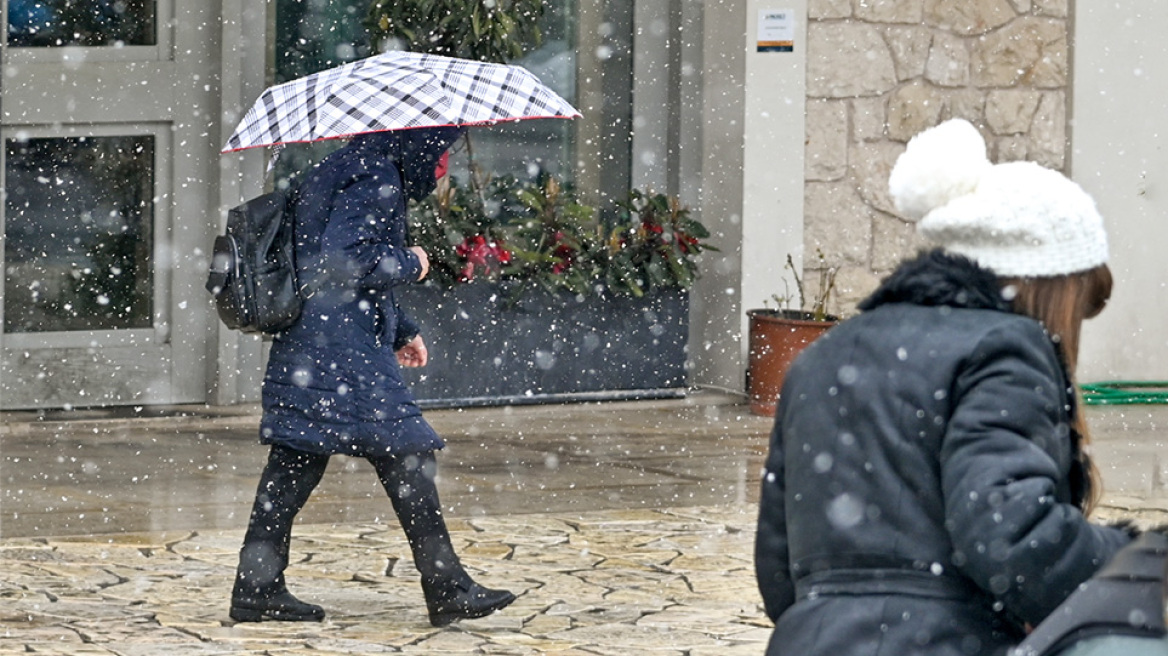 Καιρός: «Παγώνει» η χώρα με χιόνια μέχρι και στο κέντρο της Αθήνας - Πού θα «χτυπήσει» η βαρυχειμωνιά