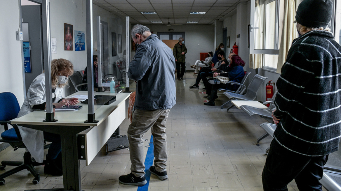 Κορωνοϊός - Πλεύρης: Από 15 Απριλίου καταργείται το πρόστιμο των 100 ευρώ στους ανεμβολίαστους άνω των 60 ετών