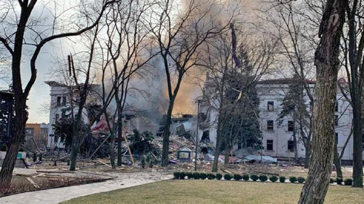 Πόλεμος στην Ουκρανία: Τουλάχιστον  300 άμαχοι σκοτώθηκαν στο θέατρο στη Μαριούπολη