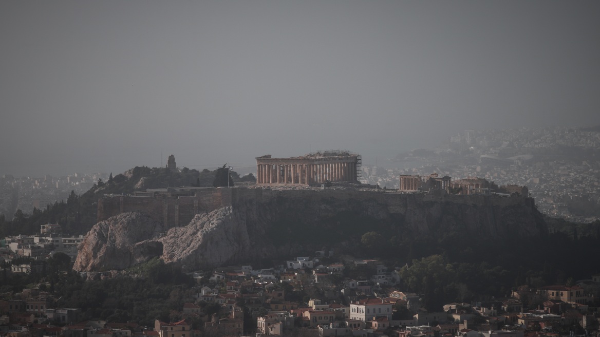 Αλλάζει ο καιρός από τη Δευτέρα με ασθενείς βροχές και μεταφορά αφρικανικής σκόνης