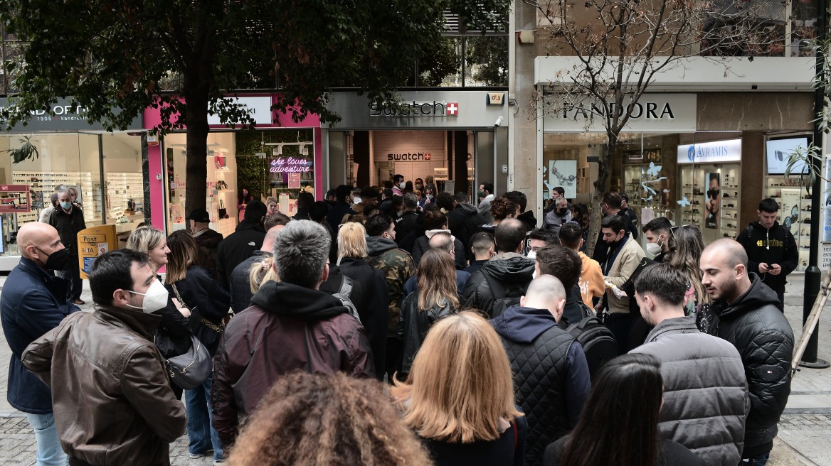 Ερμού: Ουρές και σήμερα έξω από τη Swatch για μια ρέπλικα ρολογιού Omega των €6.700 με τιμή αγοράς €250