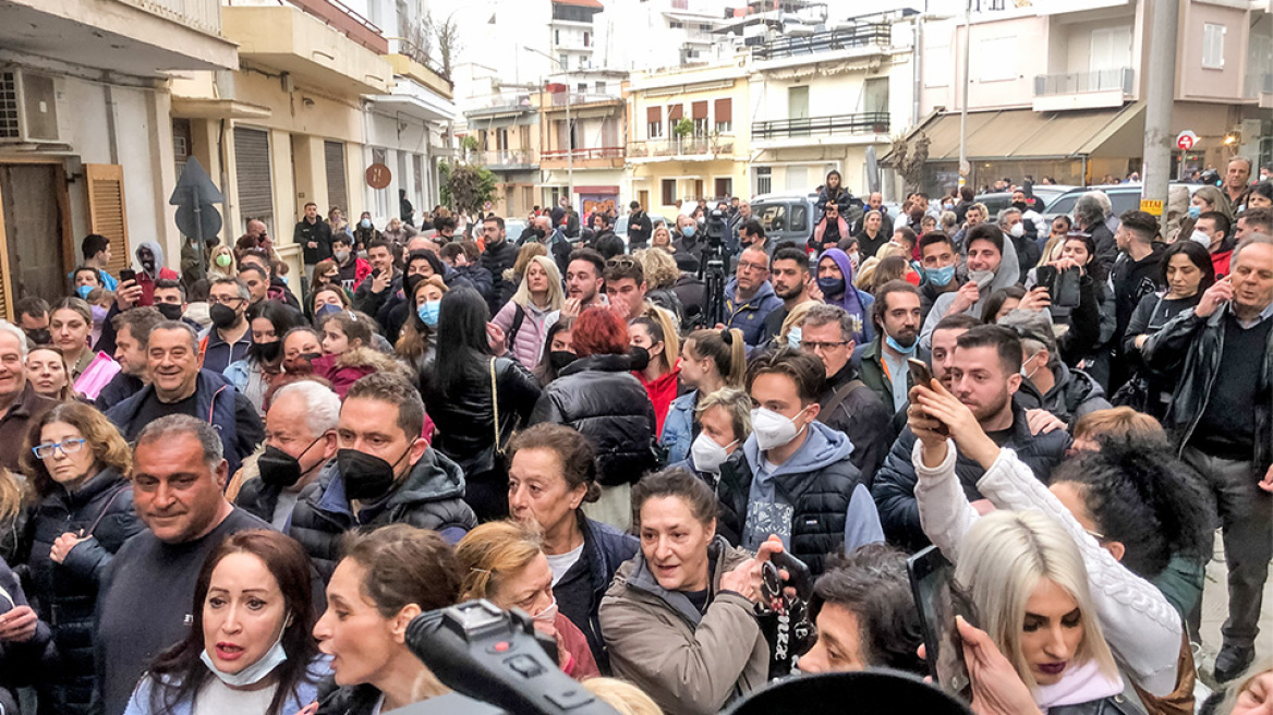 Πάτρα: Μέχρι τα ξημερώματα ήταν ο κόσμος έξω από το σπίτι της Πισπιρίγκου