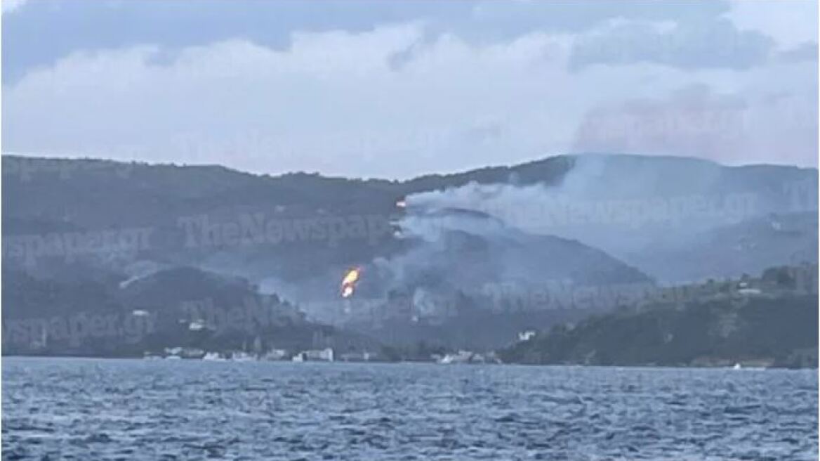 Μαίνεται η φωτιά που ξέσπασε στην περιοχή του Πλατανιά, στο Νότιο Πήλιο