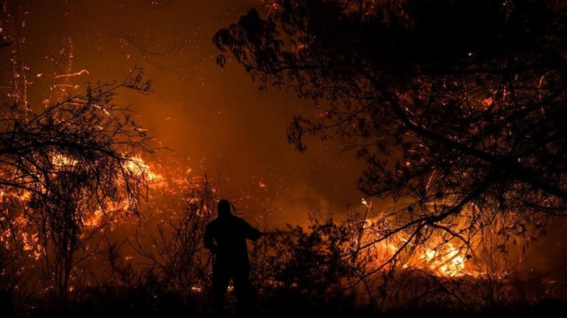 Εφιαλτική νύχτα στο Λιβαδάκι Ηλείας - Ανεξέλεγκτη μαίνεται η δασική πυρκαγιά, εκκενώθηκε το χωριό