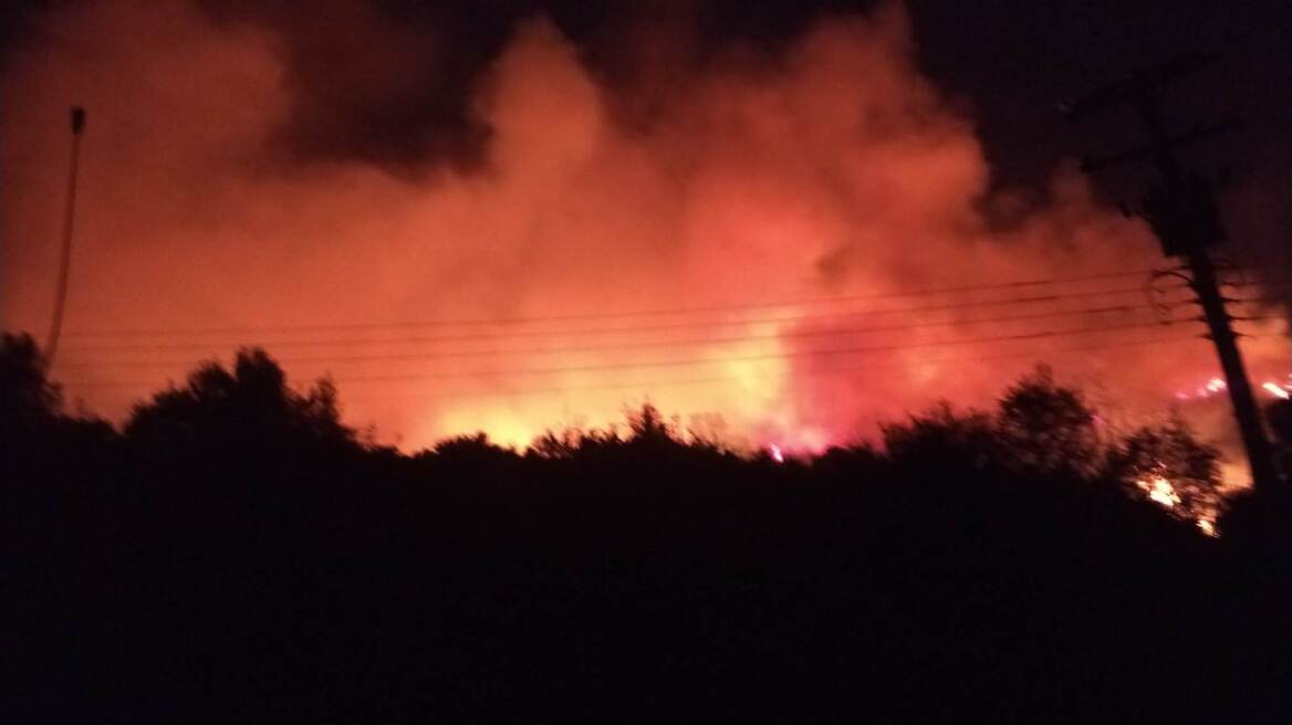 Τρία αεροσκάφη και ένα ελικόπτερο στη «μάχη» με τη φωτιά στο Λιβαδάκι Ηλείας