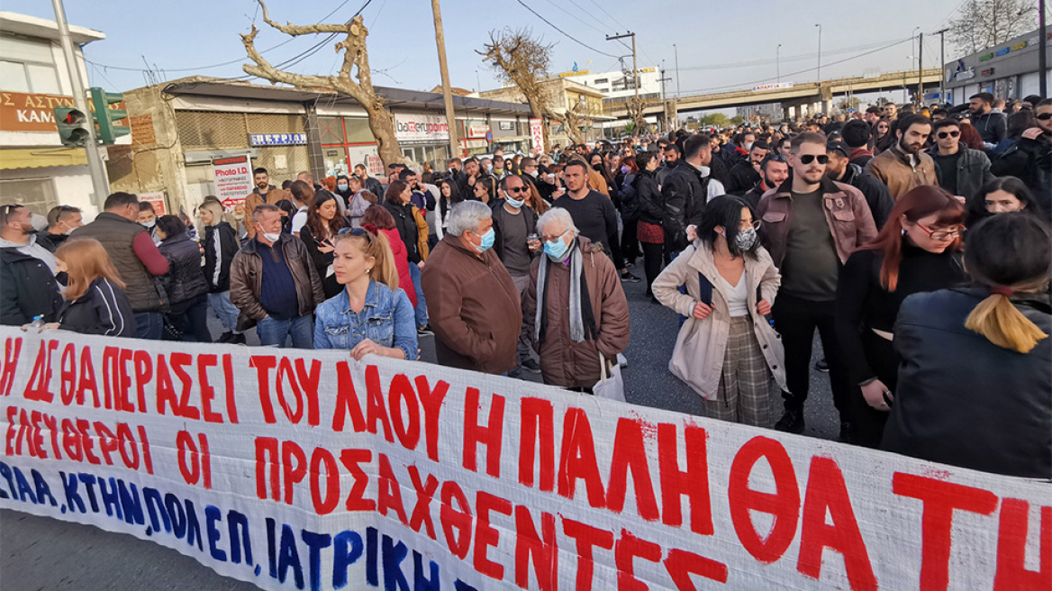 Θεσσαλονίκη:  Διαμαρτυρία του ΠΑΜΕ έξω από την αστυνομική διεύθυνση - Ζητούν απελευθέρωση των προσαχθέντων