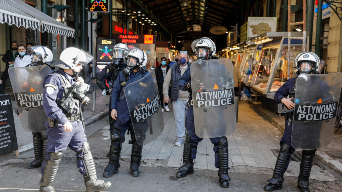 Επεισόδια σε πορεία στο κέντρο της Αθήνας - Τραυματίστηκαν τρεις αστυνομικοί