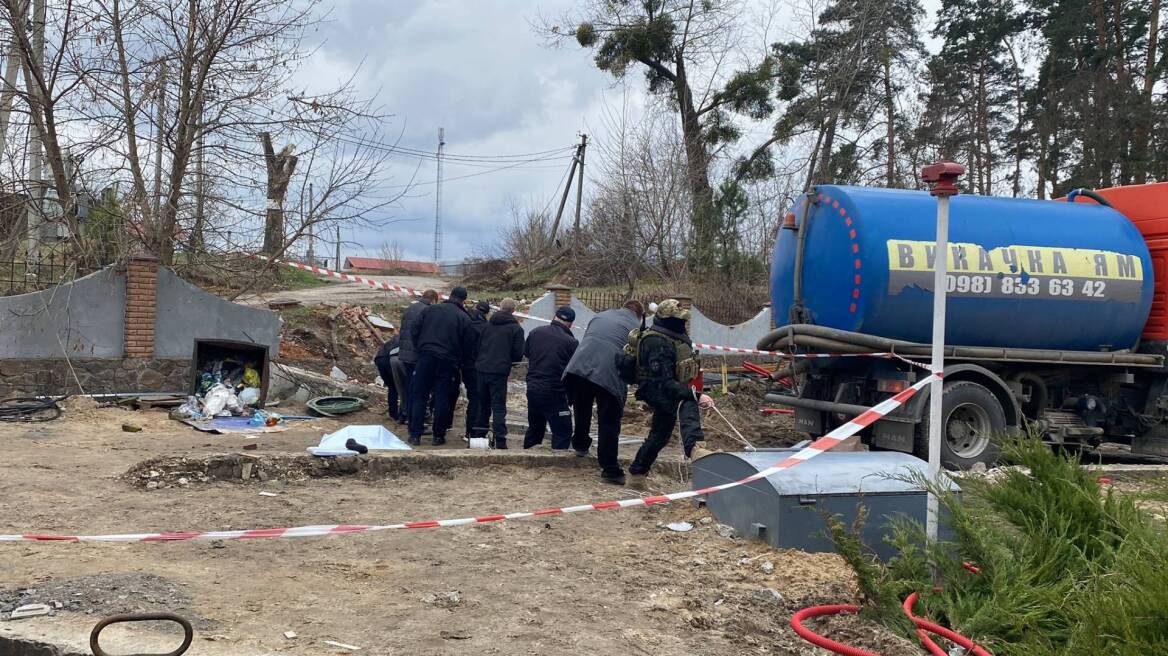 Πόλεμος στην Ουκρανία: Εντοπίστηκαν πτώματα σε αποχέτευση βενζινάδικου έξω από το Κίεβο