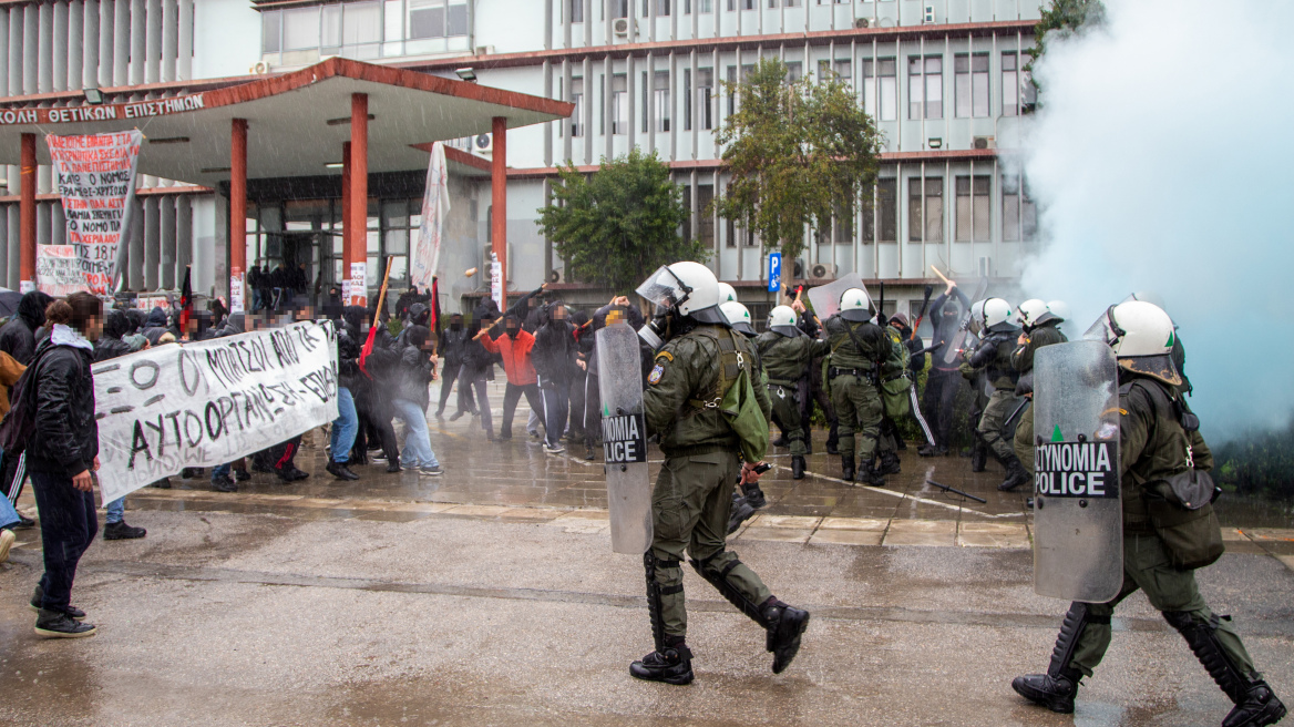 Εκτονώθηκε η ένταση στο ΑΠΘ - Επεισόδια μετά την εκκένωση κατάληψης