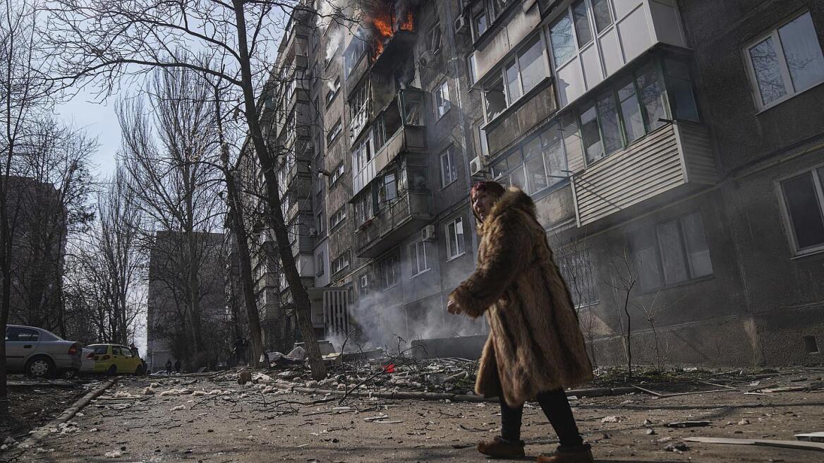 Ρωσία στους εγκλωβισμένους της Μαριούπολης: «Φορέστε λευκά περιβραχιόνια, για να μη σας πυροβολήσουμε» 