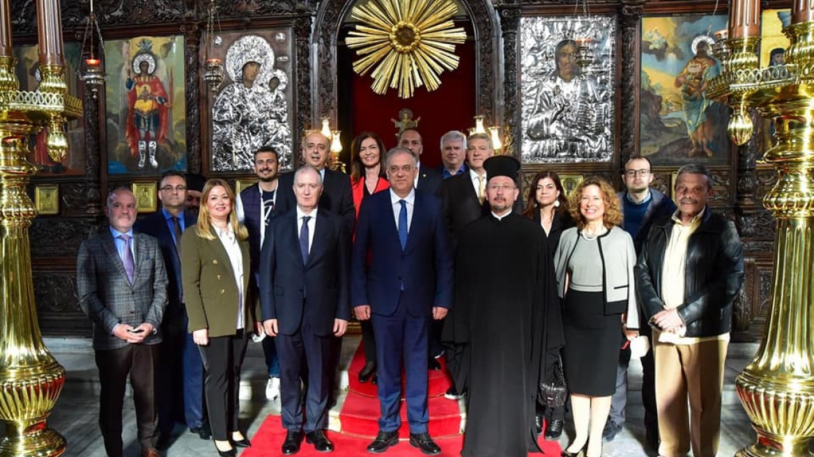 Συνάντηση Θεοδωρικάκου με Έλληνες της Κωνσταντινούπολης: «Μας θυμίζουν αυτά που δεν πρέπει να ξεχάσουμε ποτέ»