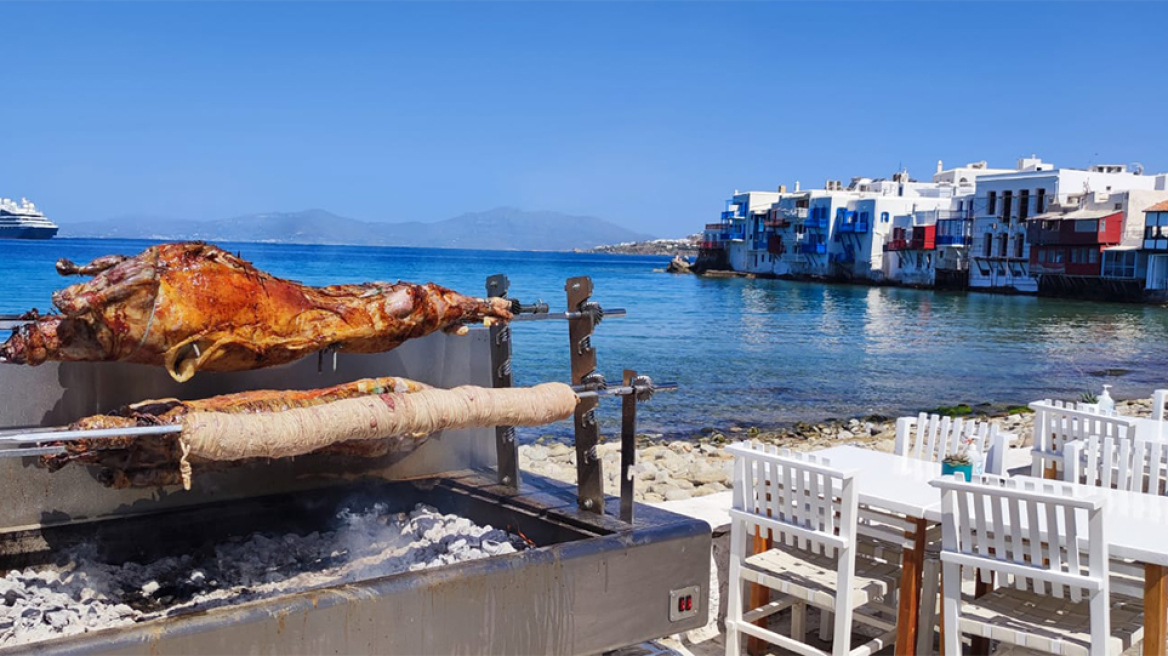 Μύκονος: Ειδυλλιακές εικόνες με... τον οβελία να ψήνεται δίπλα στο κύμα