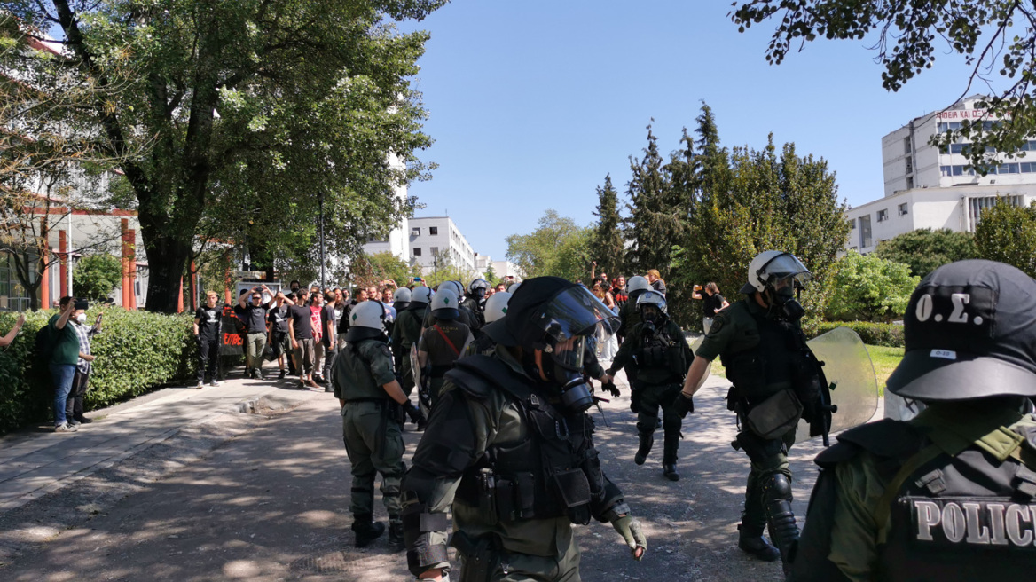 Θεσσαλονίκη: Με αποδοκιμασίες και συνθήματα η αποχώρηση της αστυνομίας από το ΑΠΘ