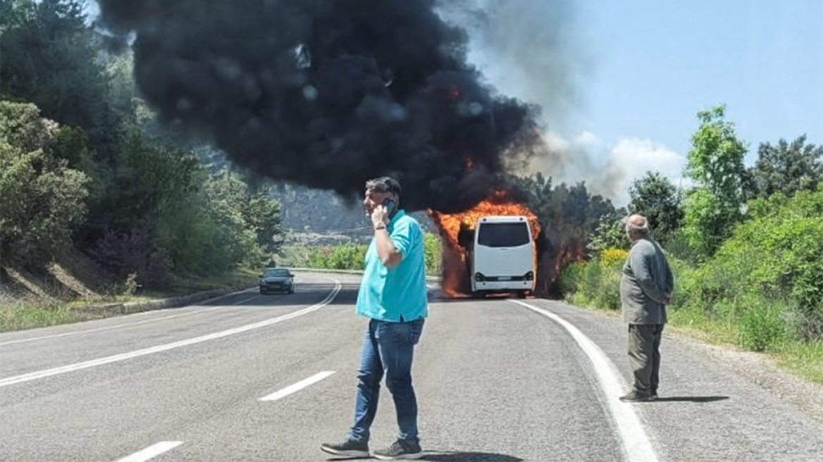 Φωτιά σε τουριστικό λεωφορείο με 30 προσκόπους στον Μπράλο