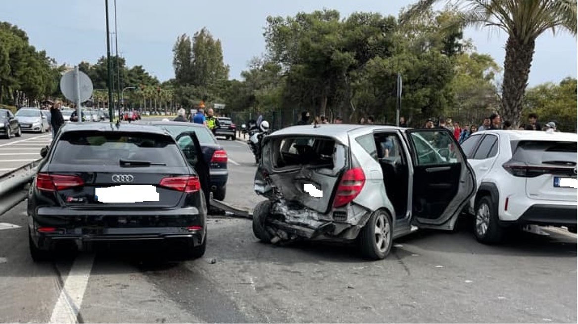 Βουλιαγμένη: Βίντεο ντοκουμέντο από την καραμπόλα στην παραλιακή - Τέσσερις τραυματίες