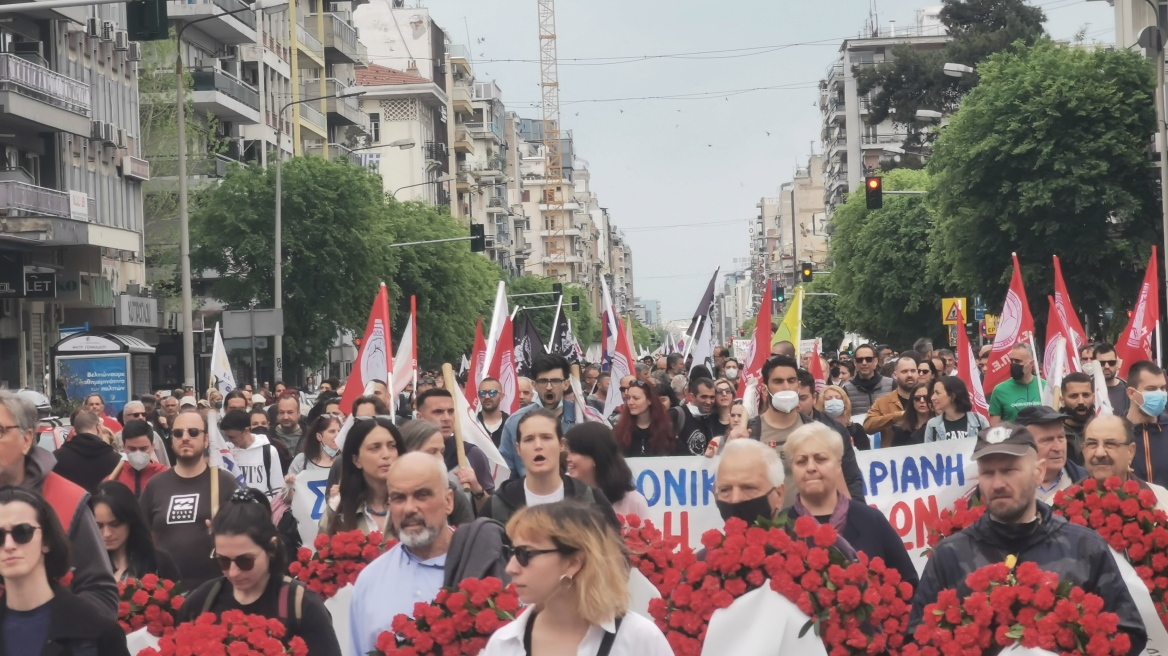 Θεσσαλονίκη: Με την αναπαράσταση της μεταφοράς του πρώτου νεκρού του Μάη του '36 ολοκληρώθηκε η πορεία του ΠΑΜΕ