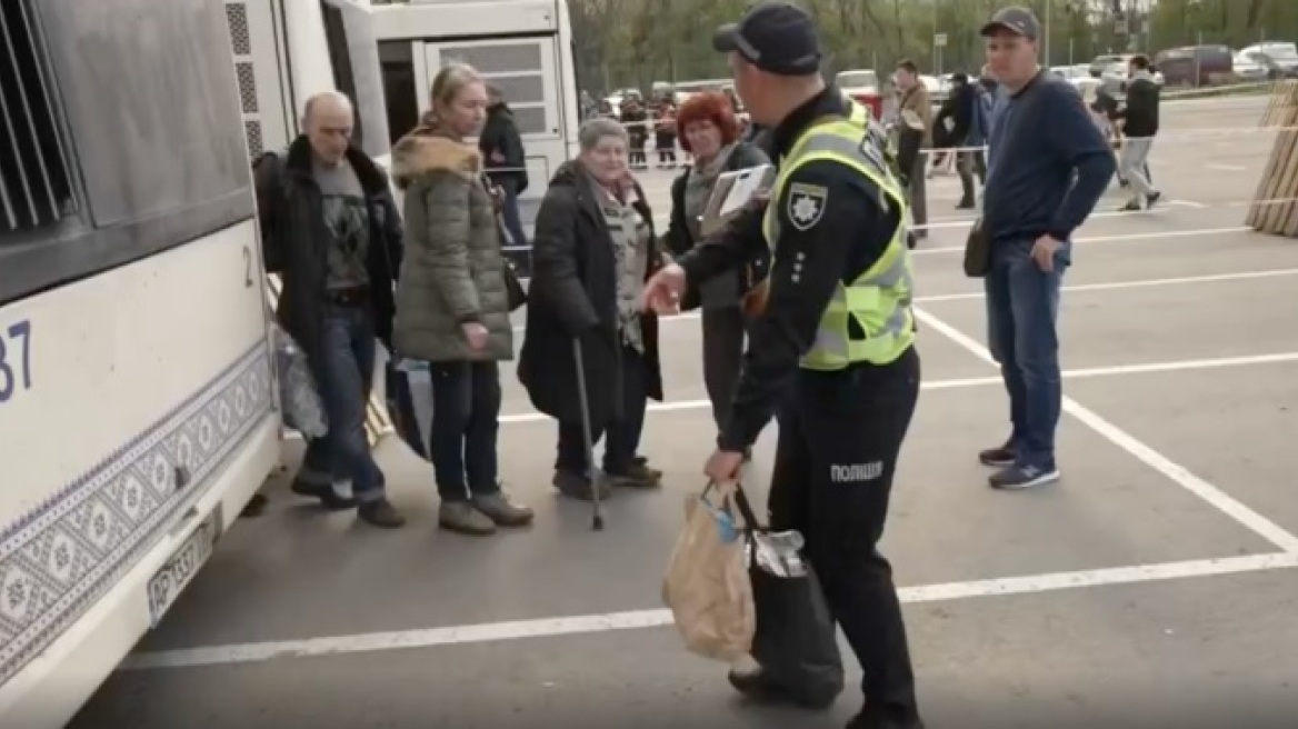 Πόλεμος στην Ουκρανία: Λεωφορεία που μετέφεραν 174 αμάχους από το Αζοφστάλ έφτασαν στη Ζαπορίζια