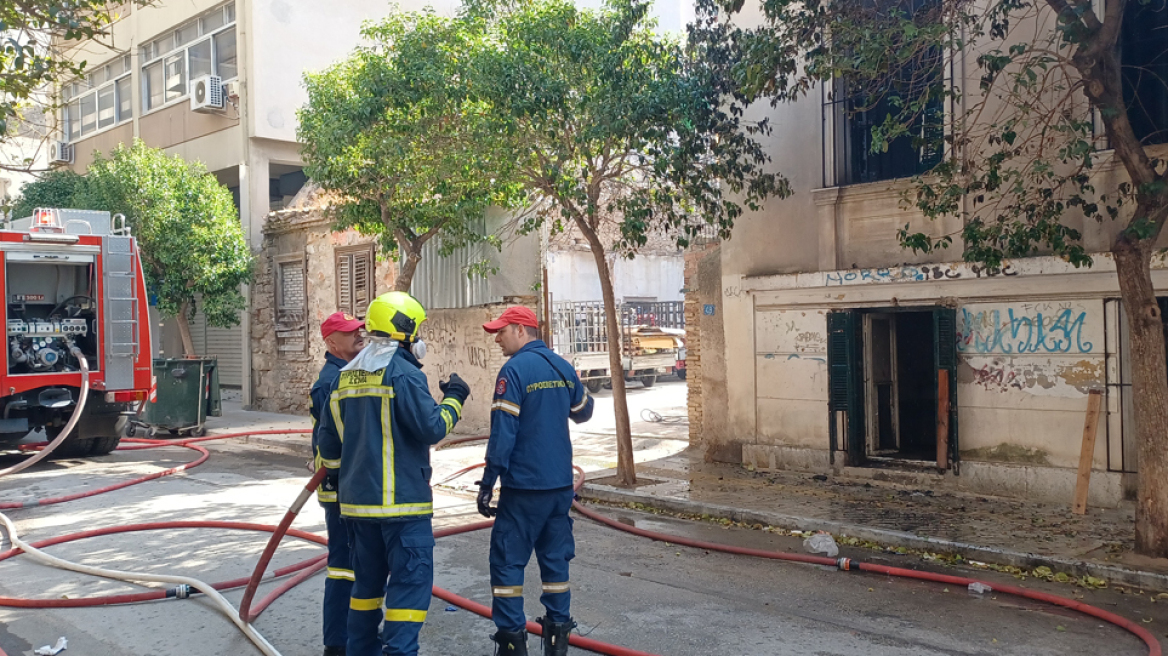 Φωτιά σε διώροφο κτίριο στο Μεταξουργείο - Απεγκλωβίστηκαν δύο άτομα από την ταράτσα