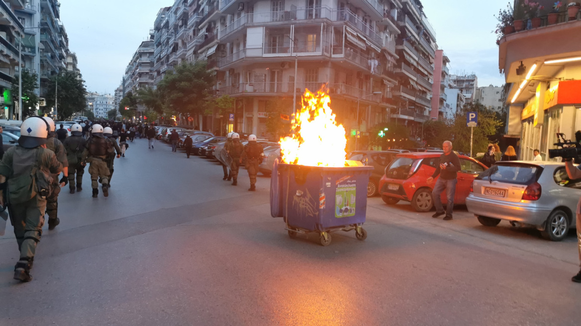 Βίντεο από τη στιγμή που ομάδα κουκουλοφόρων πετάει πέτρες προς τους αστυνομικούς στη Θεσσαλονίκη