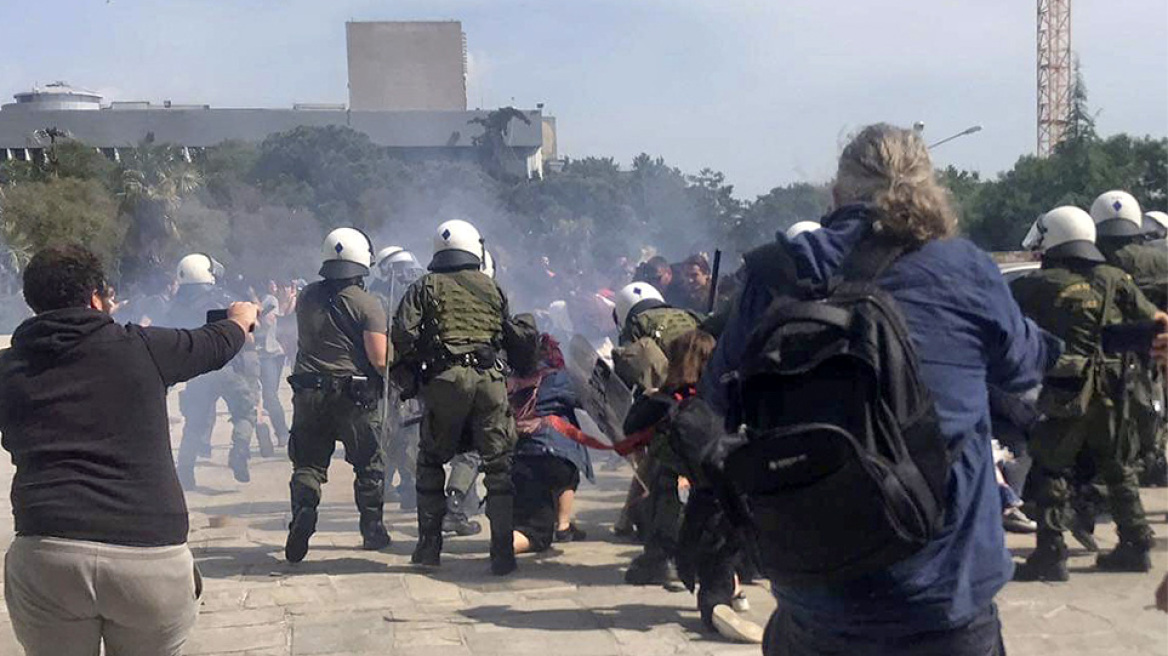 ΑΠΘ: Σοβαρά επεισόδια από μπαχαλάκηδες για τη βιβλιοθήκη 