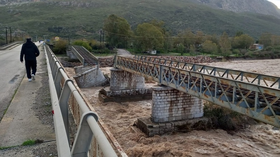 Πάνε να γκρεμίσουν τη σιδηροδρομική γέφυρα στον Εύηνο, καθυστερούν την οδική