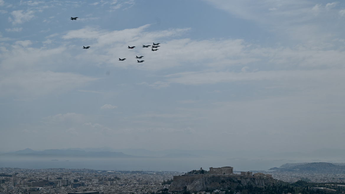 Μαχητικά αεροσκάφη και ελικόπτερα πέταξαν πάνω από την Ακρόπολη - Φωτογραφίες 