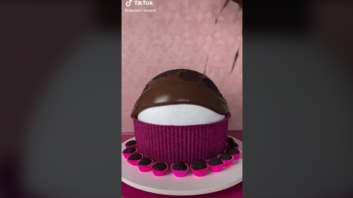 Tsunami Cake: Το food trend που δεν μπορούμε να σταματήσουμε να βλέπουμε στο TikTok