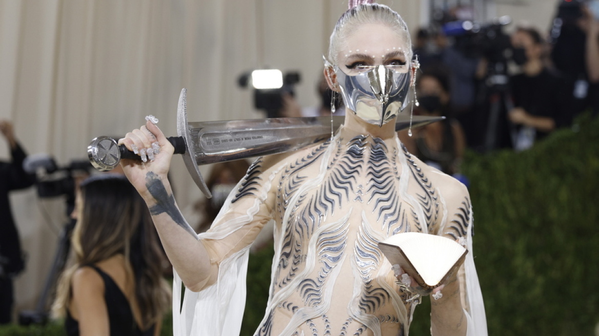 Grimes: Δημοπρατεί τα αξεσουάρ που φόρεσε στο Met Gala 2021, για να βοηθήσει οικογένειες από την Ουκρανία