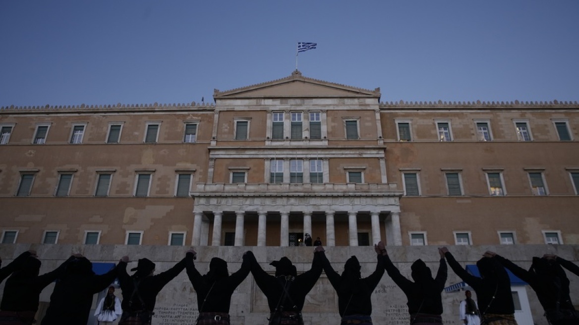 19η Μαΐου: Αλλαγή φρουράς με Πόντιους εύζωνες στον Άγνωστο Στρατιώτη