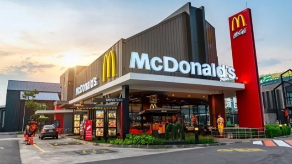 Τέλος εποχής για τα McDonald's στη Ρωσία - Απομακρύνονται οι χαρακτηριστικές χρυσές αψίδες 