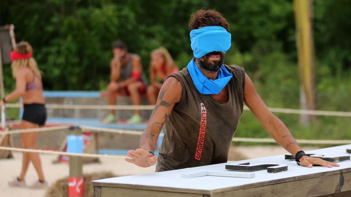 Survivor: Χαμός στην «τυφλόμυγα» με Κωνσταντίνο Εμμανουήλ να… αλλάζει ομάδα – Δείτε βίντεο