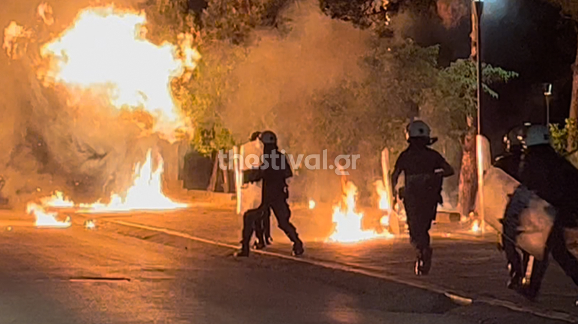 Νύχτα επεισοδίων στη Θεσσαλονίκη: «Πεδίο μάχης» το ΑΠΘ με μολότοφ και δακρυγόνα