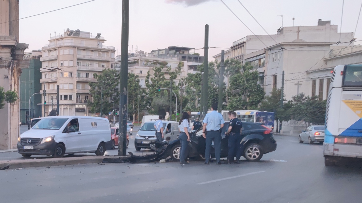 Τροχαίο ατύχημα στη λεωφόρο Αμαλίας με έναν τραυματία