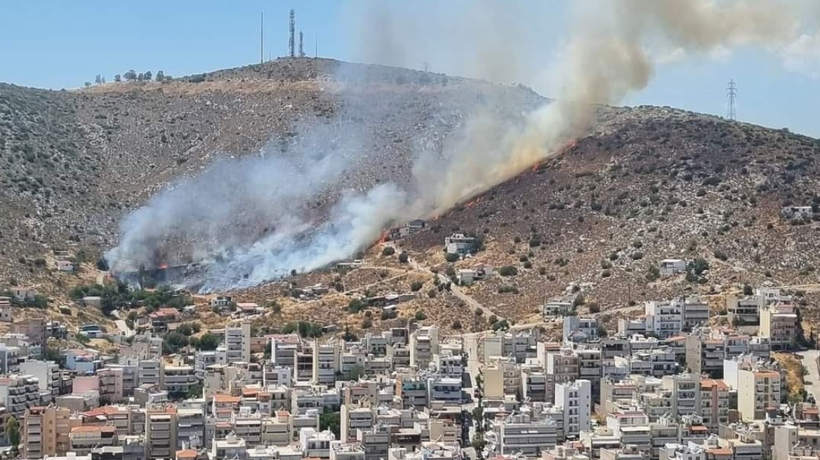 Φωτιά στο Σχιστό - Βίντεο: Δείτε πόσο κοντά στα σπίτια έκαιγαν οι φλόγες 