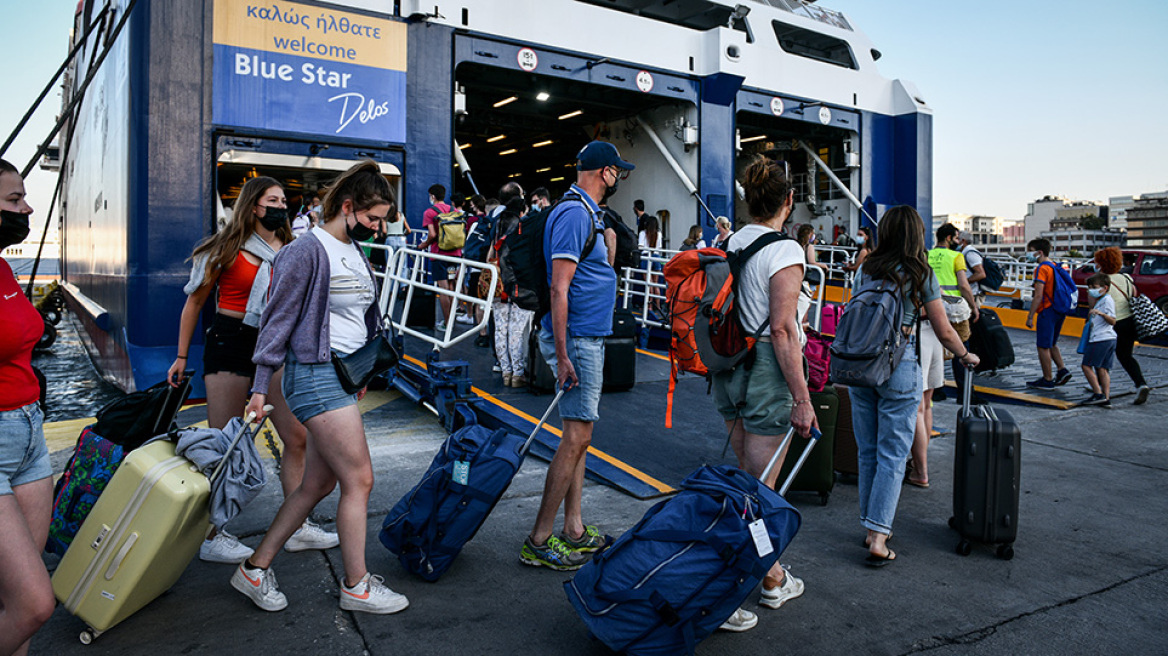 Κορωνοϊός: Υποχρεωτική παραμένει η μάσκα στους εσωτερικούς χώρους των πλοίων, σε ταξί και φαρμακεία