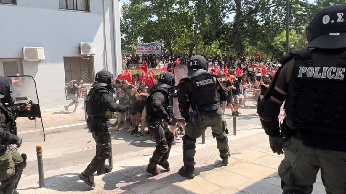 Θεσσαλονίκη:  Δύο αστυνομικοί και τρεις δημοσιογράφοι τραυματίστηκαν στα επεισόδια στο ΑΠΘ - Δύο συλλήψεις