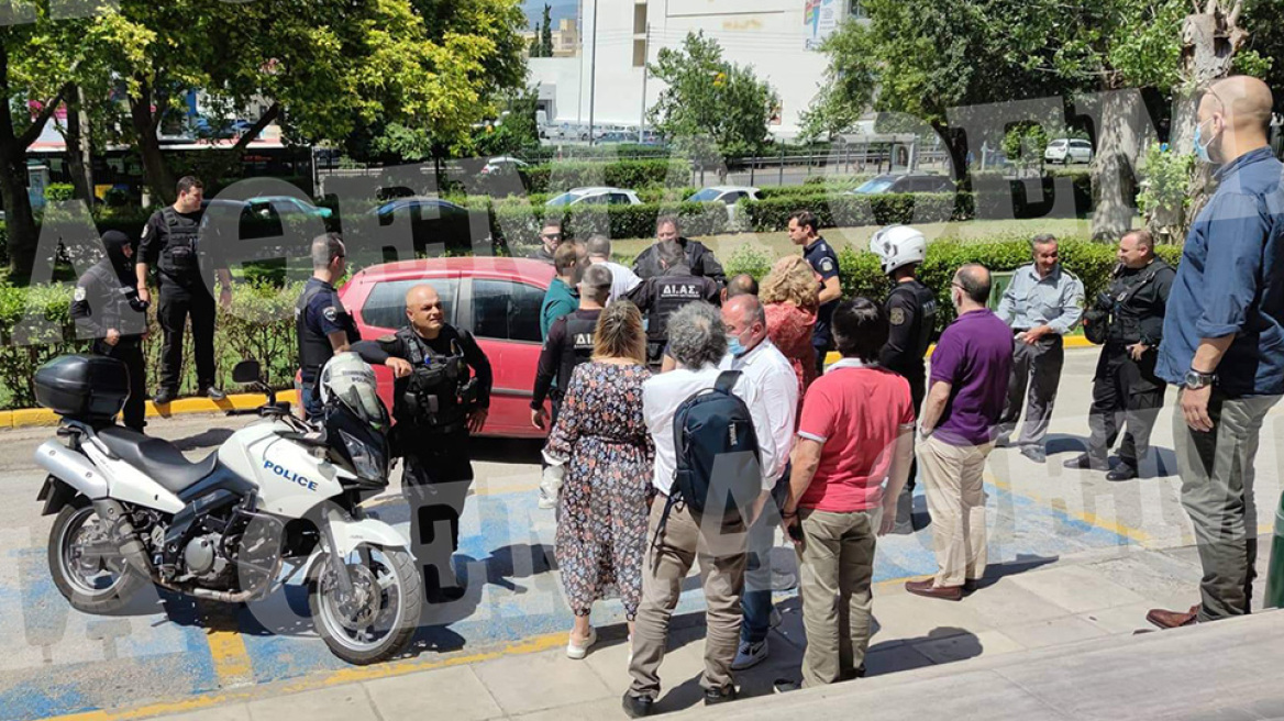 Άνδρας με ρόπαλο επιχείρησε να εισβάλει στο ραδιομέγαρο της ΕΡΤ